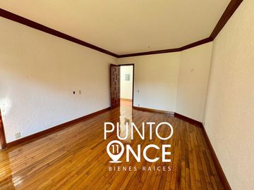 Espectacular Casa Estilo Campestre en Jardines del Pedregal: Espacio, Elegancia