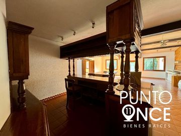 Espectacular Casa Estilo Campestre en Jardines del Pedregal: Espacio, Elegancia