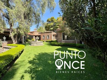 Espectacular Casa Estilo Campestre en Jardines del Pedregal: Espacio, Elegancia