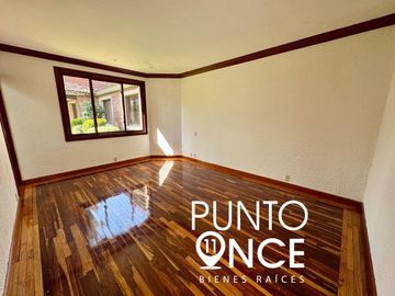 Espectacular Casa Estilo Campestre en Jardines del Pedregal: Espacio, Elegancia