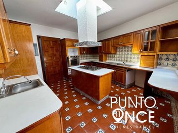 Espectacular Casa Estilo Campestre en Jardines del Pedregal: Espacio, Elegancia