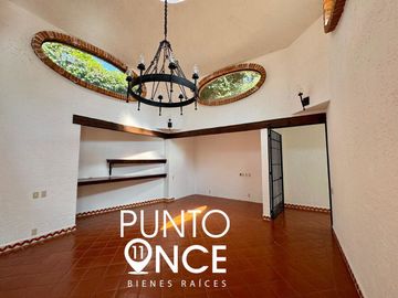 Espectacular Casa Estilo Campestre en Jardines del Pedregal: Espacio, Elegancia