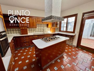 Espectacular Casa Estilo Campestre en Jardines del Pedregal: Espacio, Elegancia
