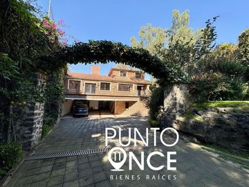 Espectacular Casa Estilo Campestre en Jardines del Pedregal: Espacio, Elegancia