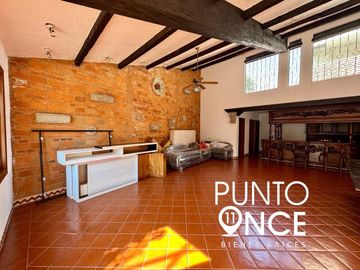 Espectacular Casa Estilo Campestre en Jardines del Pedregal: Espacio, Elegancia