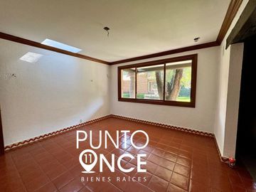 Espectacular Casa Estilo Campestre en Jardines del Pedregal: Espacio, Elegancia