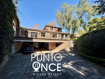 Espectacular Casa Estilo Campestre en Jardines del Pedregal: Espacio, Elegancia