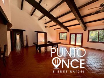Espectacular Casa Estilo Campestre en Jardines del Pedregal: Espacio, Elegancia