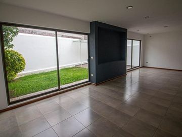 CASA EN VENTA EN JACARANDAS TRES MARIAS, MORELIA