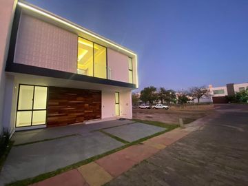CASA EN VENTA LOS ROBLES