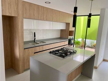 Casa de tres pisos en venta Barrio Las Mercedes Palmira Valle Colombia