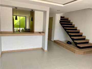 Casa de tres pisos en venta Barrio Las Mercedes Palmira Valle Colombia
