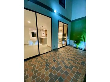 Casa de tres pisos en venta Barrio Las Mercedes Palmira Valle Colombia