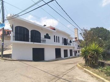 Venta de Casa Sola con Locales Comerciales Ahuatepec