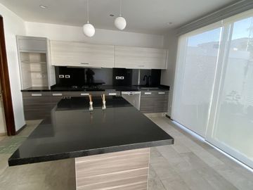 Venta casa en Fracc. Altavista. Entrada a Lomas I, Periférico y Atlixcayotl