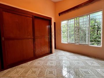 Casa en esquina con terreno de 490 m2 en COITA en VENTA