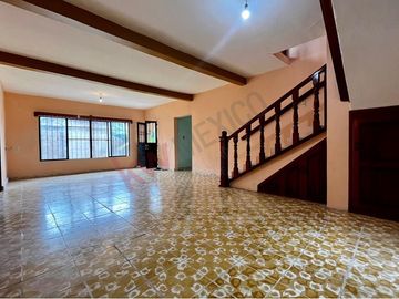 Casa en esquina con terreno de 490 m2 en COITA en VENTA