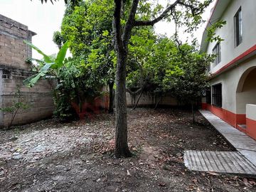 Casa en esquina con terreno de 490 m2 en COITA en VENTA