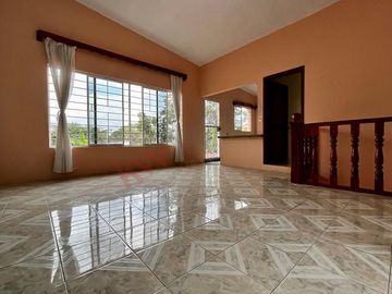 Casa en esquina con terreno de 490 m2 en COITA en VENTA