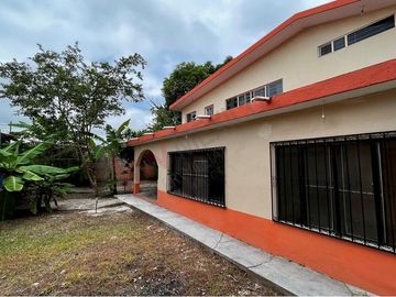 Casa en esquina con terreno de 490 m2 en COITA en VENTA