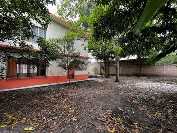 Casa en esquina con terreno de 490 m2 en COITA en VENTA