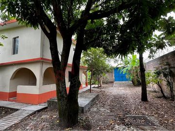 Casa en esquina con terreno de 490 m2 en COITA en VENTA