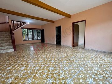 Casa en esquina con terreno de 490 m2 en COITA en VENTA