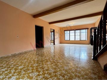 Casa en esquina con terreno de 490 m2 en COITA en VENTA