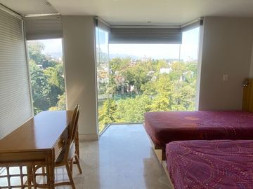 HERMOSA CASA EN LAS LOMAS CON VISTA ESPECTACULAR
