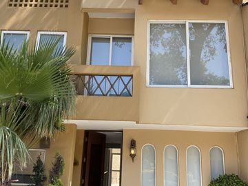Frente al Grand San Francisco, recién remodelada!