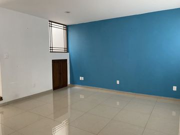 Frente al Grand San Francisco, recién remodelada!