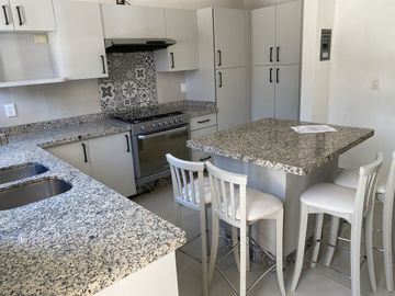 Frente al Grand San Francisco, recién remodelada!