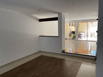 Frente al Grand San Francisco, recién remodelada!