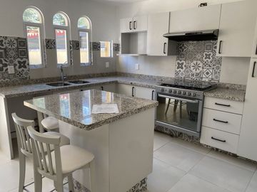 Frente al Grand San Francisco, recién remodelada!