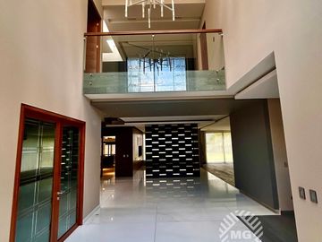 Venta de residencia en Club de Golf Valle Escondido