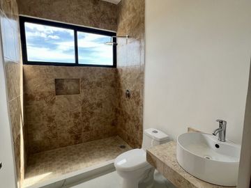 CASA EN VENTA EN ESQUINA CON 4 HABITACIONES Y ALBERCA, ZENDERA RESIDENCIAL