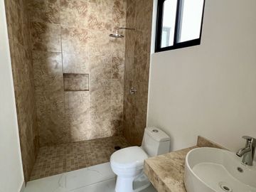 CASA EN VENTA EN ESQUINA CON 4 HABITACIONES Y ALBERCA, ZENDERA RESIDENCIAL