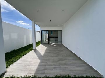 CASA EN VENTA EN ESQUINA CON 4 HABITACIONES Y ALBERCA, ZENDERA RESIDENCIAL