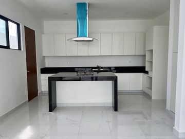 CASA EN VENTA EN ESQUINA CON 4 HABITACIONES Y ALBERCA, ZENDERA RESIDENCIAL