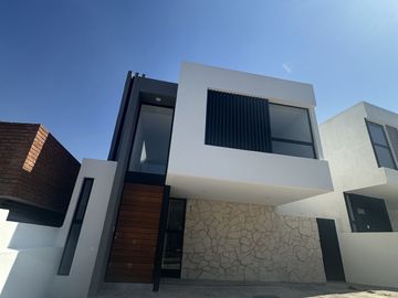 Casa en Venta en Zibatá $5.1mdp | 3 Recámaras, Roof Garden y Jardín Amplio