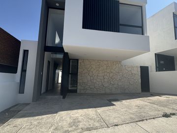 Casa en Venta en Zibatá $5.1mdp | 3 Recámaras, Roof Garden y Jardín Amplio