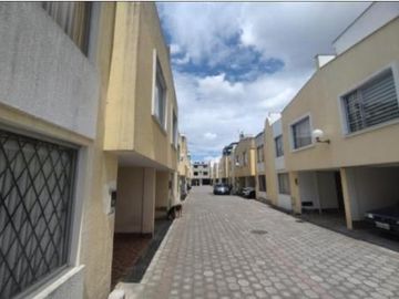 VIVIENDA UNIFAMILIAR DE 3 PISOS, EN VENTA, EN SAN JOSÉ DE MORÁN CALDERÓN-PICHINCHA