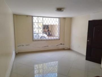 VIVIENDA UNIFAMILIAR DE 3 PISOS, EN VENTA, EN SAN JOSÉ DE MORÁN CALDERÓN-PICHINCHA