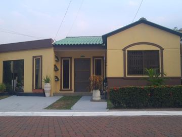 VENTA DE CASA URBANIZACION LA JOYA  (VM)