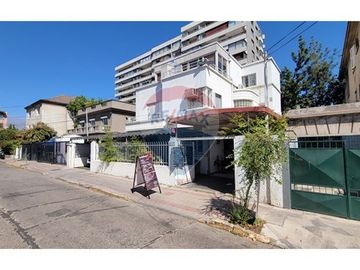 Oportunidad en Providencia: Casa con uso comercial