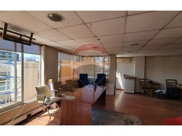 Oportunidad en Providencia: Casa con uso comercial