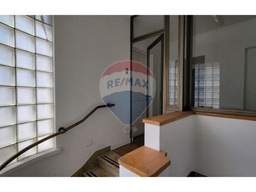 Oportunidad en Providencia: Casa con uso comercial