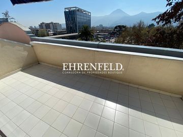 Las Condes. Departamento duplex de amplios espacios.