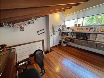 Casa transversal intermedia de Envigado.