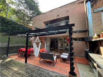 Casa transversal intermedia de Envigado.